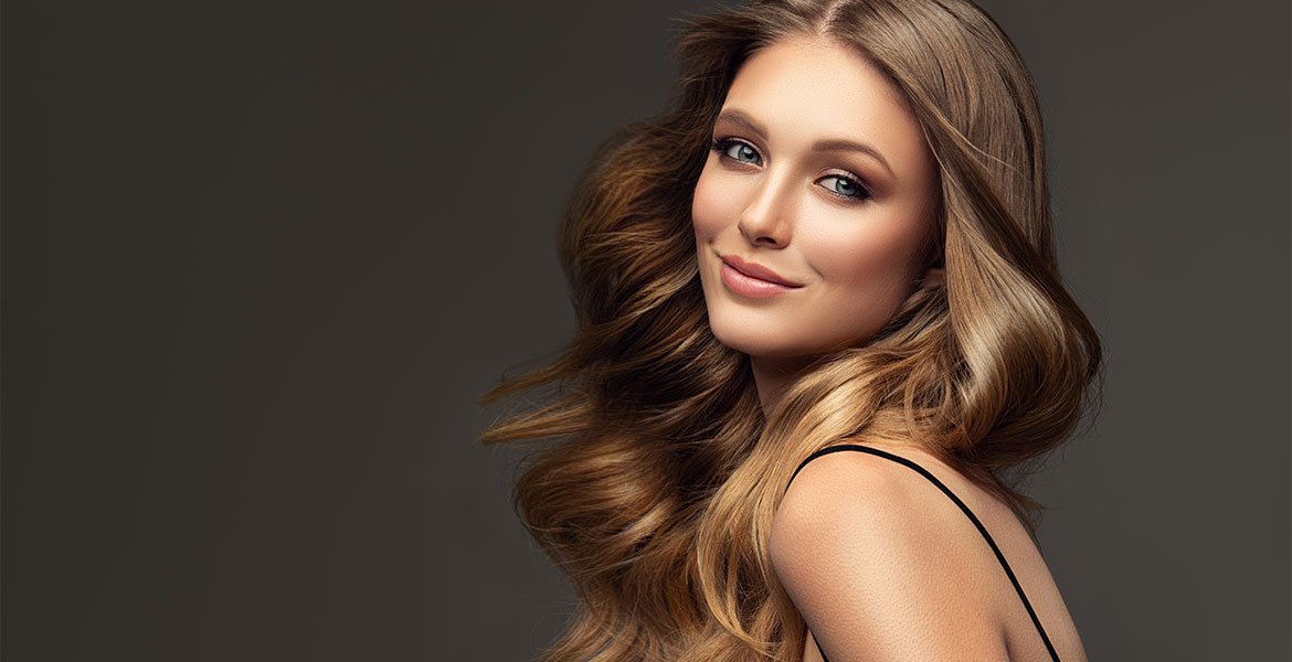 Mulher de cabelo liso comprido loiro escuro